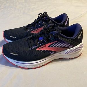 Women’s Brooks Adrenaline GTS 22, new